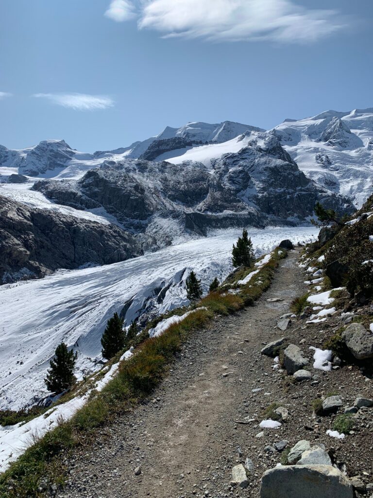 Een besneeuwde gletsjer op een bergtocht