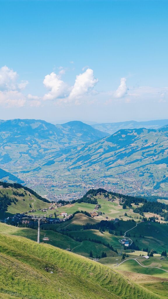 Afbeelding van natuur en heuvels en skiliften genomen vanboven