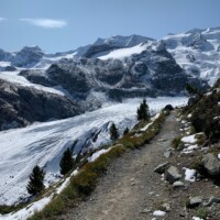 Een besneeuwde gletsjer op een bergtocht