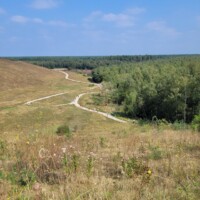 Een vallei in de natuur met mensen die wandelen