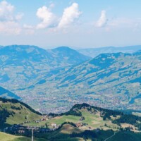 Afbeelding van natuur en heuvels en skiliften genomen vanboven